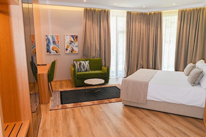 Room 4 of 136