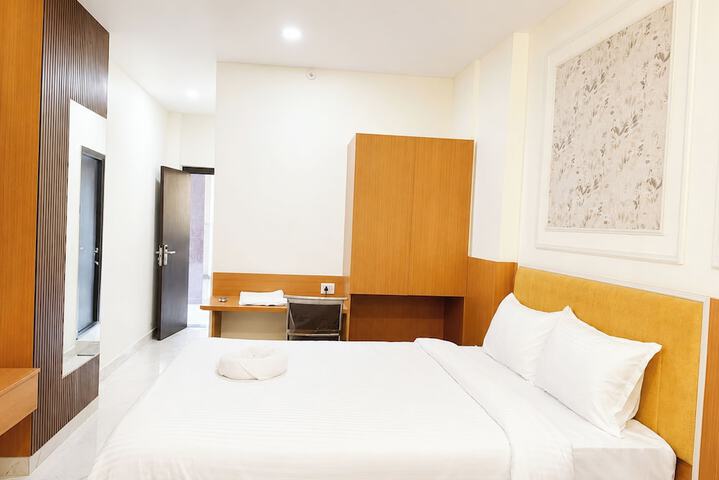Room 5 of 9