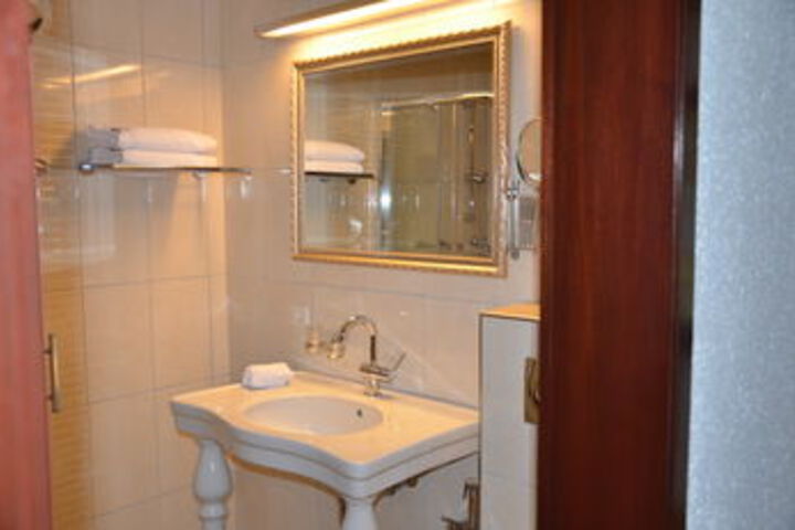 Room 6 of 42