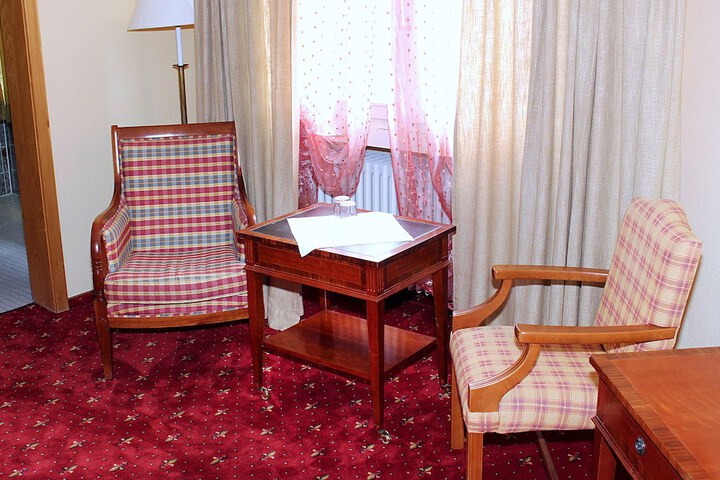Room 10 of 42