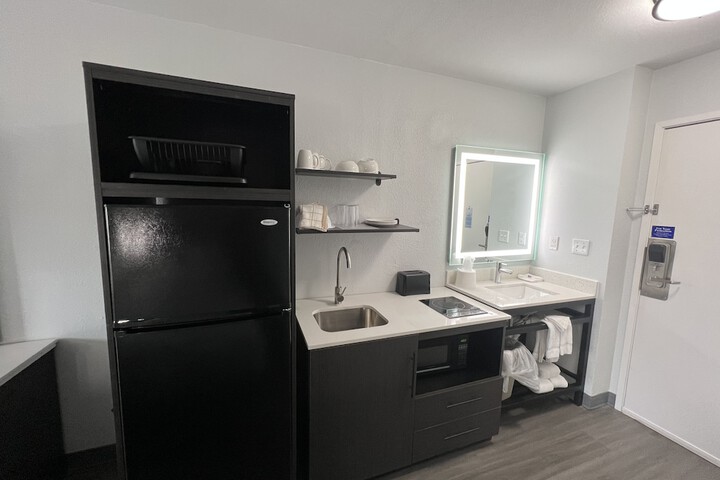 1 Queen Bed Kitchen (20 of 30)