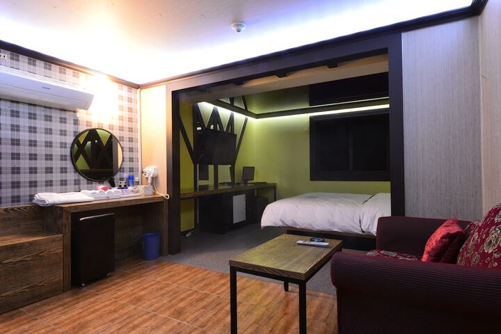 Room 4 of 18