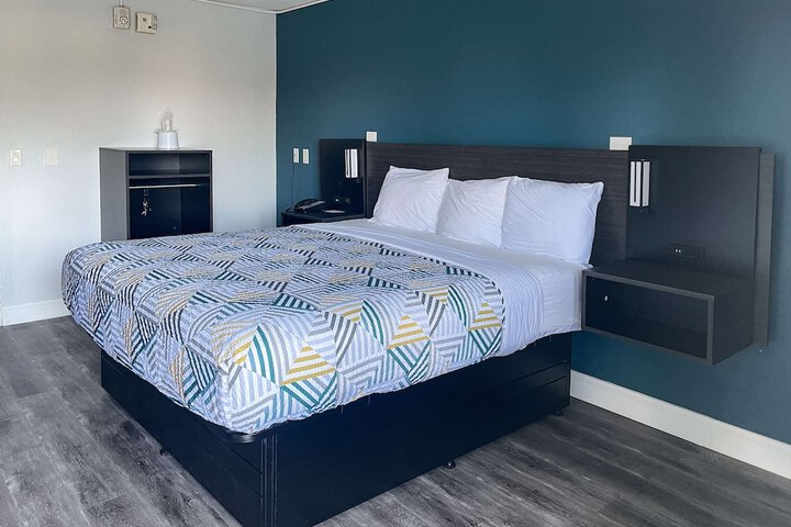 1 King Bed (15 of 15)