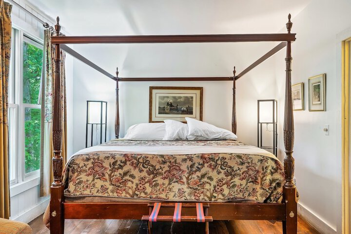 Snug Hug Queen Suite with Fireplace (44 of 131)