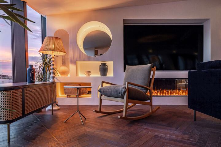 Lounge 33 of 49