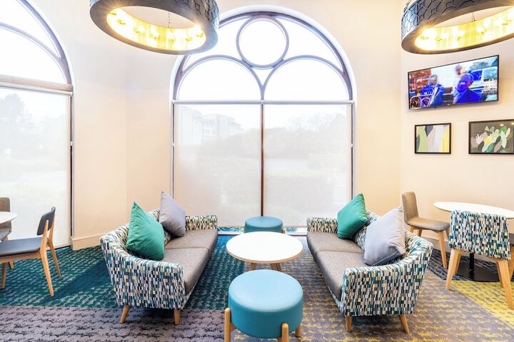 Lounge 45 of 74