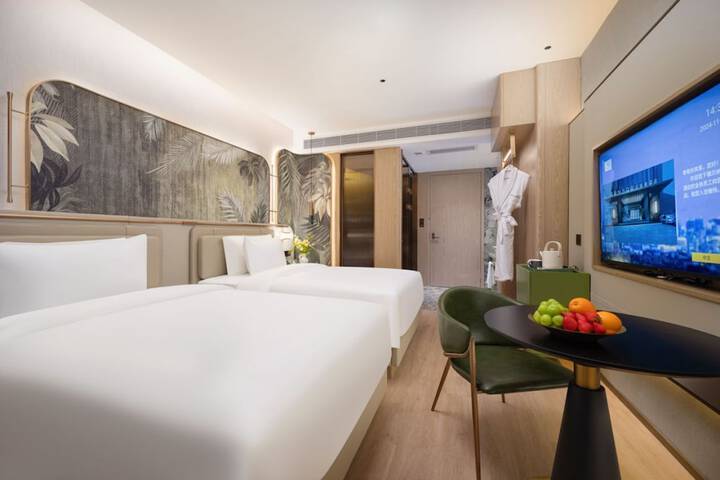 Room 5 of 8
