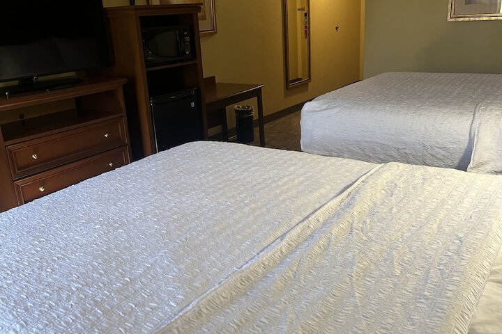 2 Queen Beds (2 of 6)