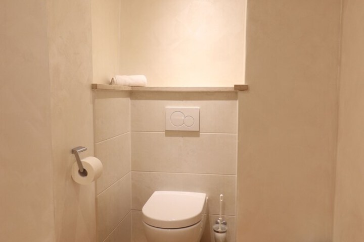 Room 26 of 102
