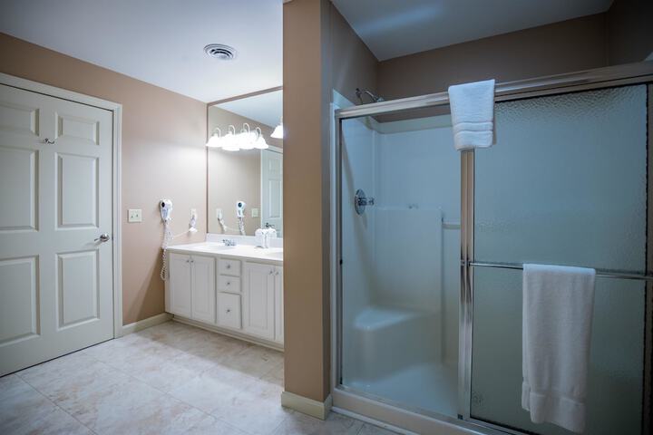 1 Bedroom Suite Queen Bed (19 of 39)