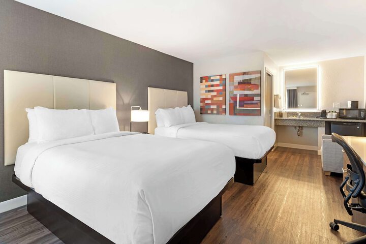 1 Queen Bed Exterior Accessible Microwave and Refrigerator Full Breakfast (9 of 22)