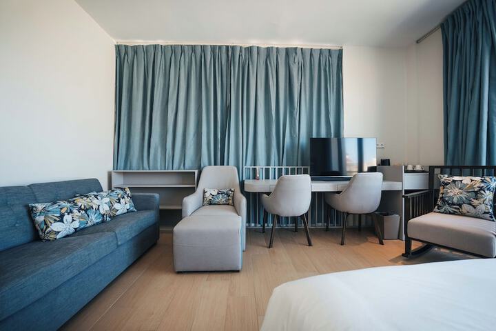 Room 32 of 103