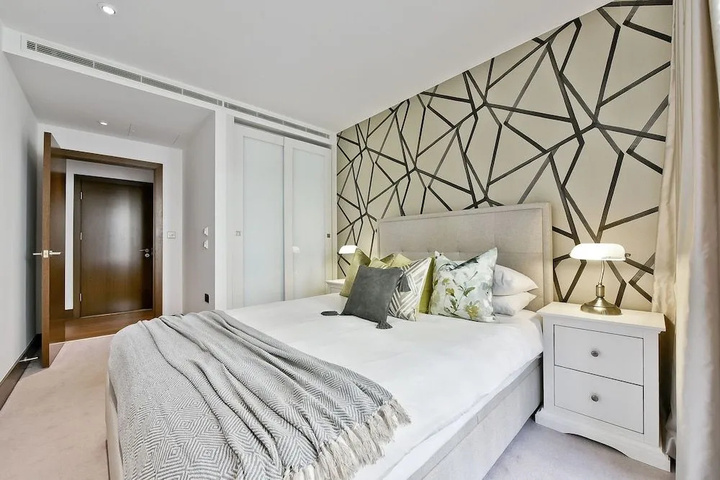 Room 5 of 12