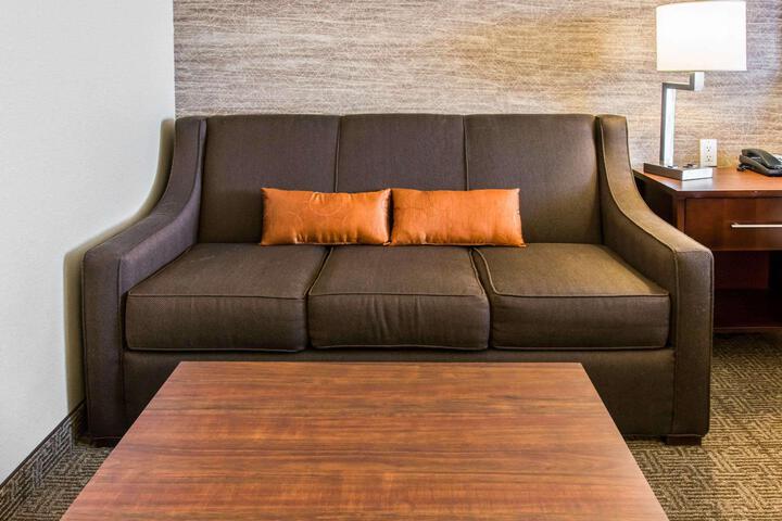 1 King Bed (4 of 8)