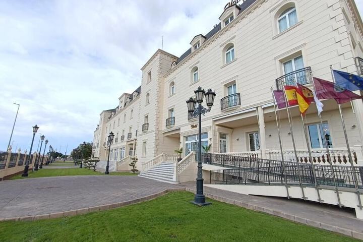 Exterior of Hotel Bossh Alicia