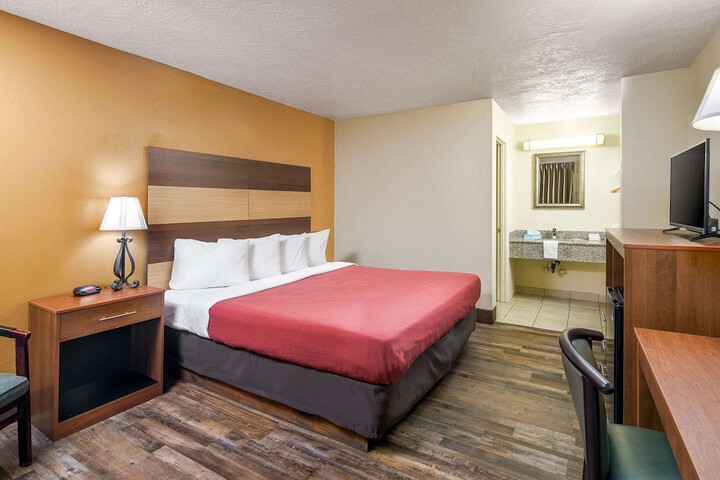 1 King Bed (2 of 7)