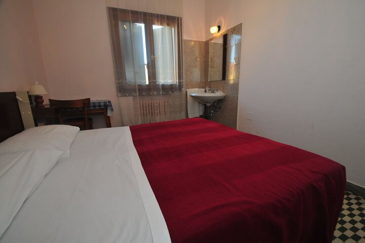 Room 32 of 42