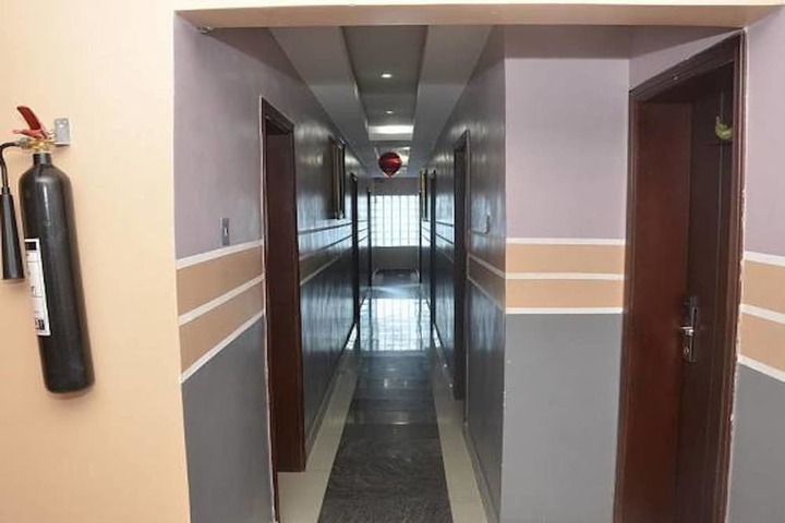 Ballroom/Hall 12 of 14