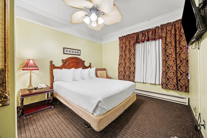 1 Queen Bed (2 of 10)