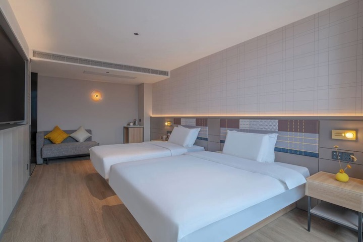 Room 12 of 27