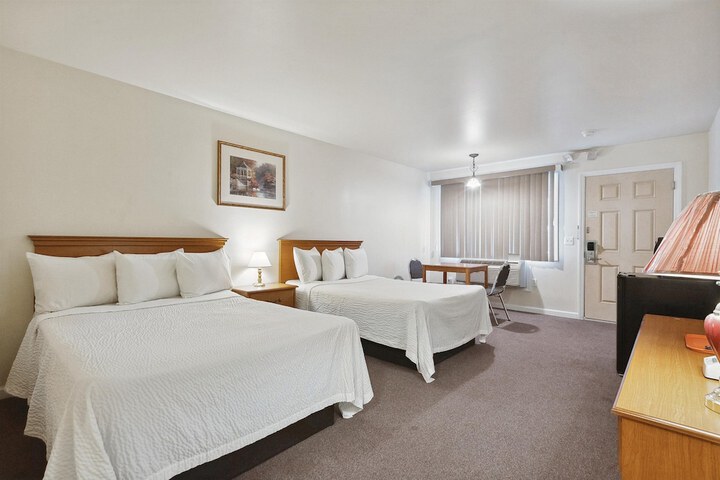 Standard Room, King or Two Doubles (2 of 6)