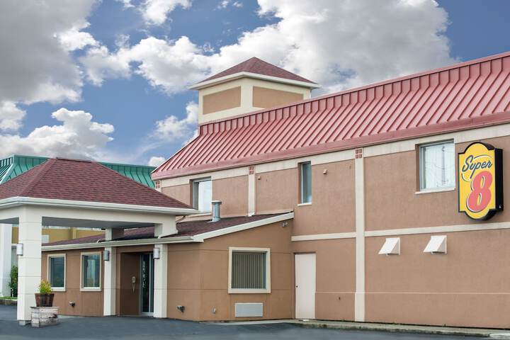 SUPER 8® BY WYNDHAM HAMBURG - Hamburg NY 5442 Camp Rd. 14075