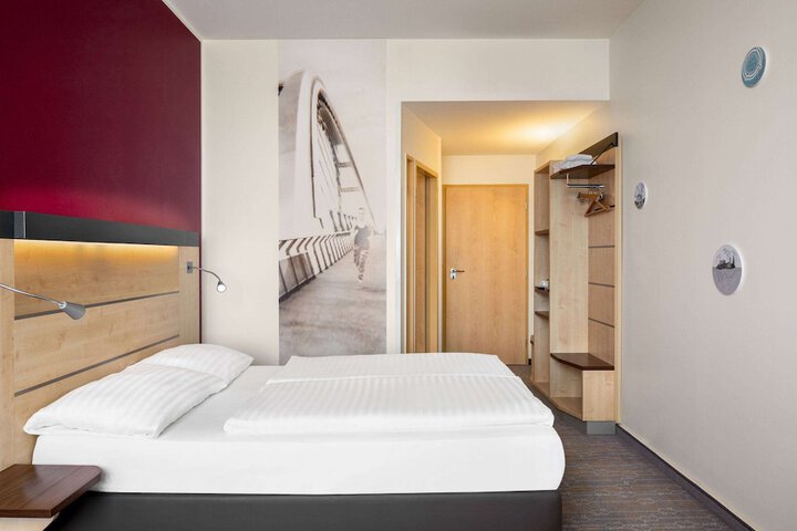 Room 16 of 38