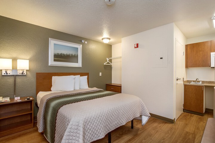Studio Queen Bed (6 of 11)