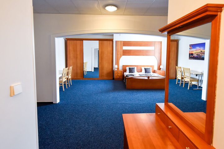 Room 15 of 33