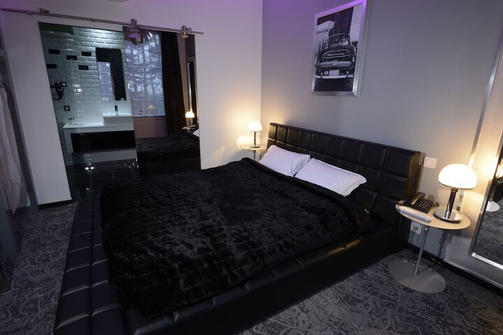 Room 8 of 106