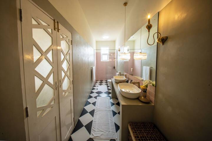Room 4 of 37