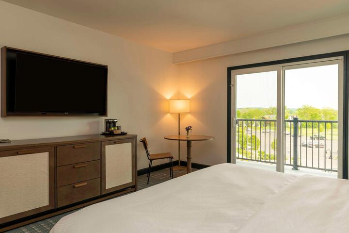 1 King Bed (5 of 17)