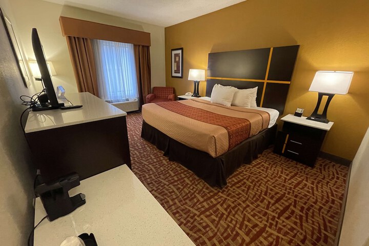 1 King Bed Jetted Tub WiFi, Microwave and Refrigerator Full Breakfast (3 of 13)