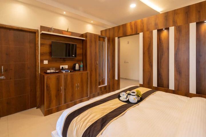 Room 6 of 32