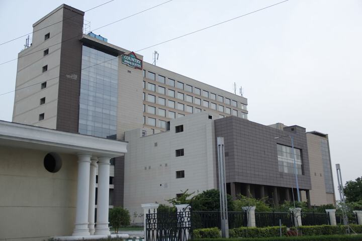 Hotel Exterior 52 of 55