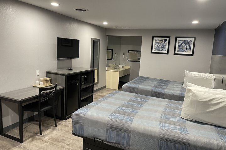 2 Double Beds (3 of 8)