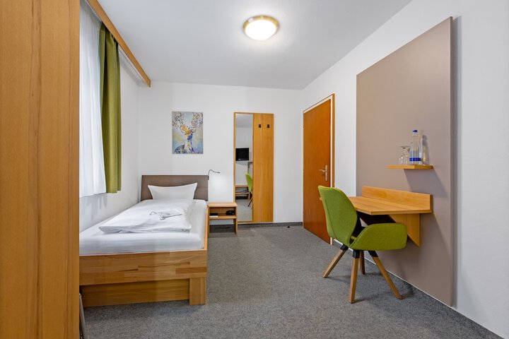Room 3 of 107