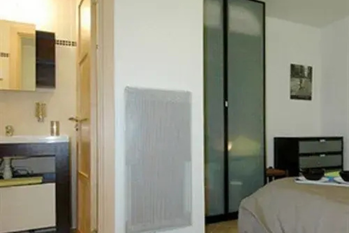 Room 4 of 9
