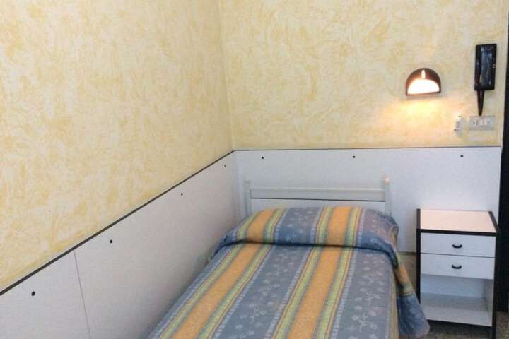Room 12 of 34