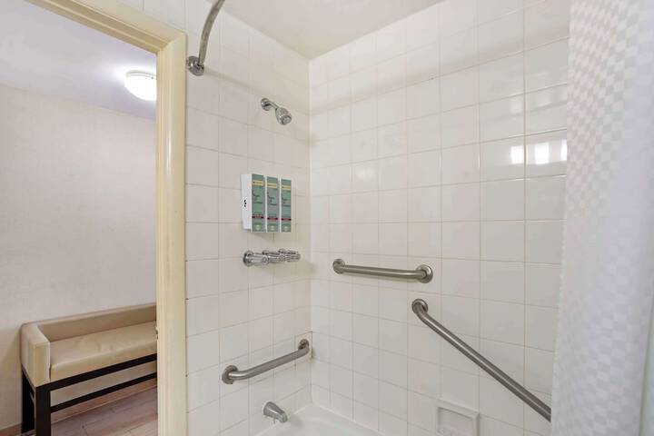 1 King Bed High Speed Internet Accessible Microwave and Refrigerator, Coffee Maker, Hairdryer Iron and Ironing Board Full Breakfast (2 of 12)