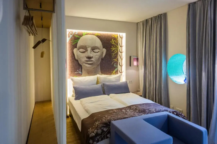 Room 4 of 32