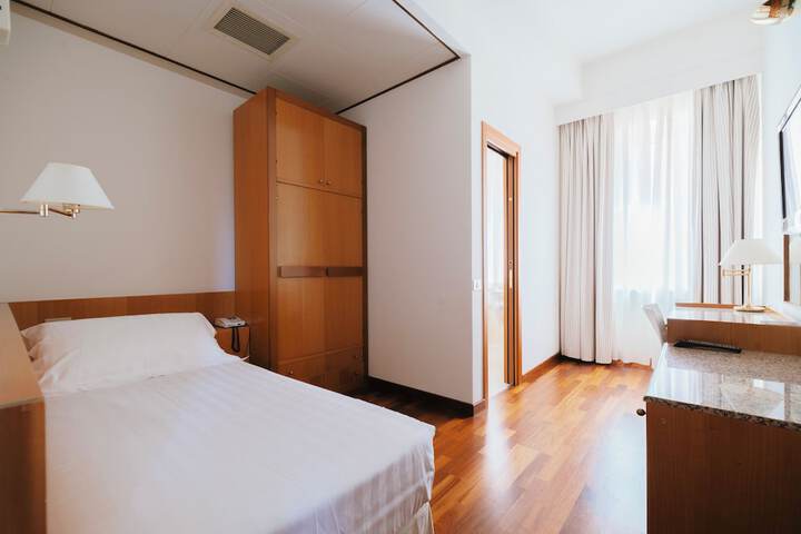 Room 8 of 74