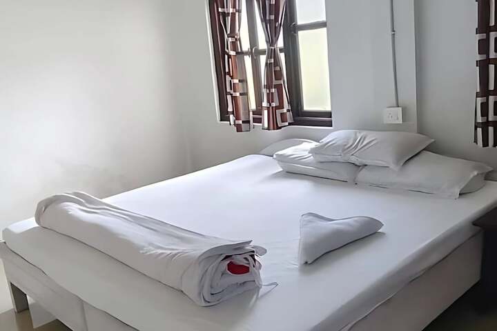 Room 5 of 12