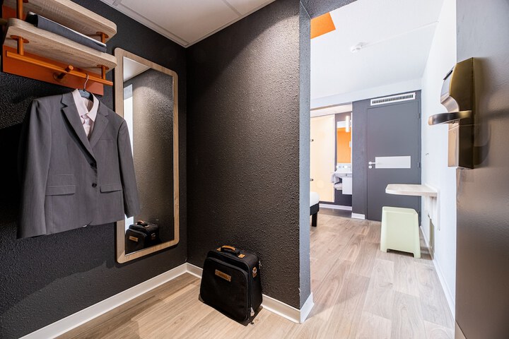 Room 5 of 68