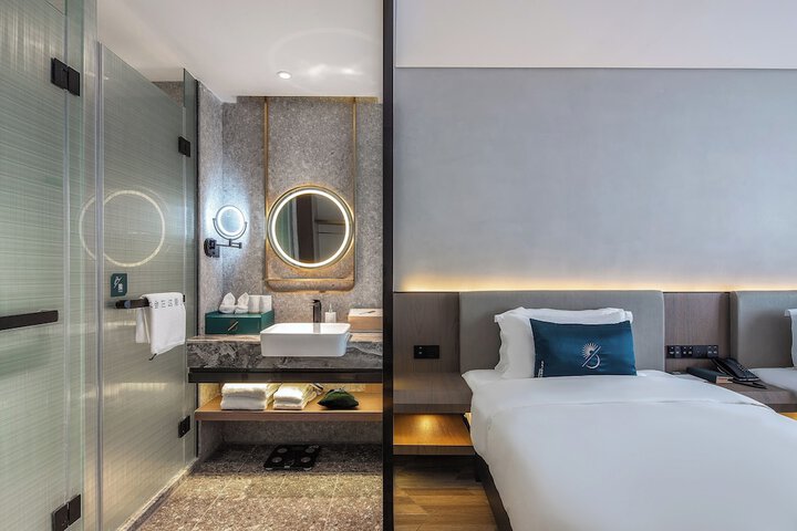 Room 13 of 80