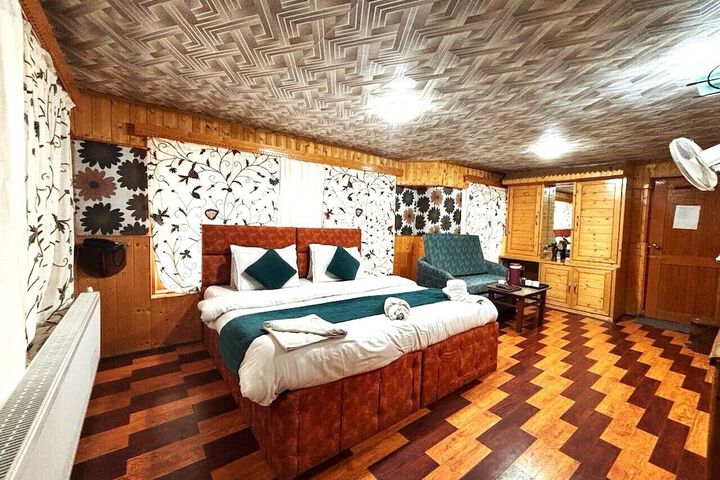 Room 5 of 10