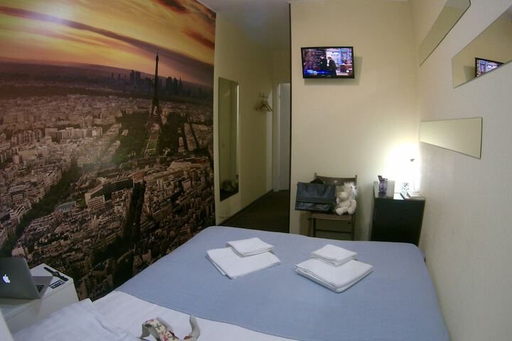 Room 6 of 11