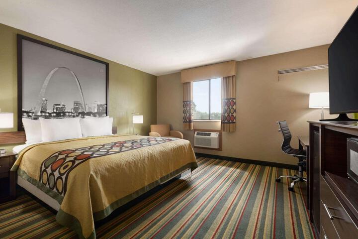 1 Queen Bed (10 of 21)