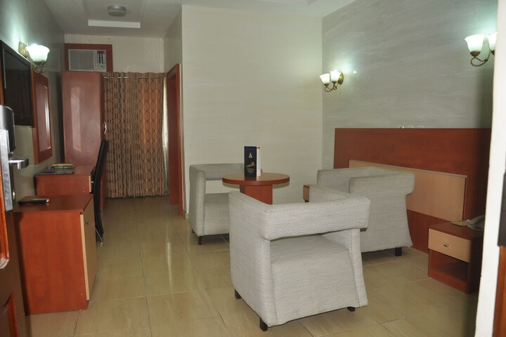 Room 7 of 9