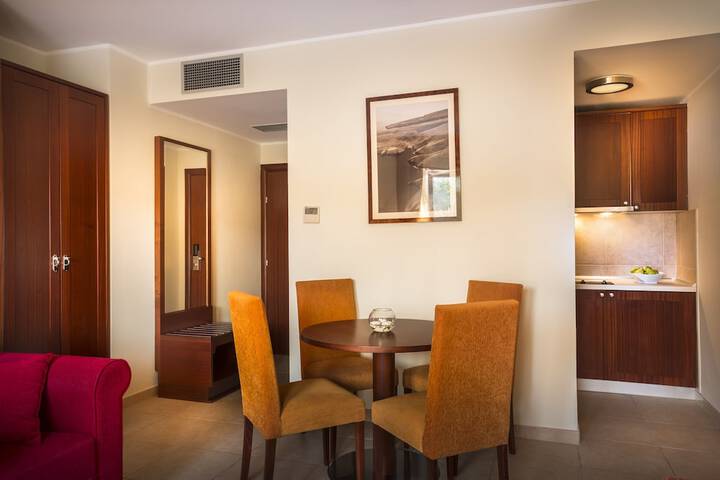 Room 27 of 64